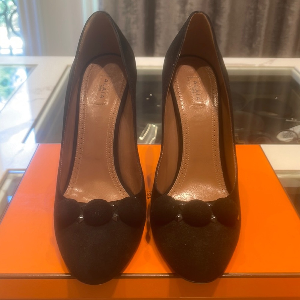Alaia brand new black suede pumps size 9.5